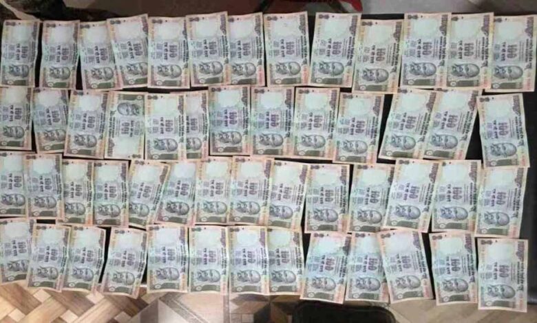 दो नाबालिग नकली नोटों के साथ पकड़े गए, 53 जाली 100-रुपये नोट बरामद