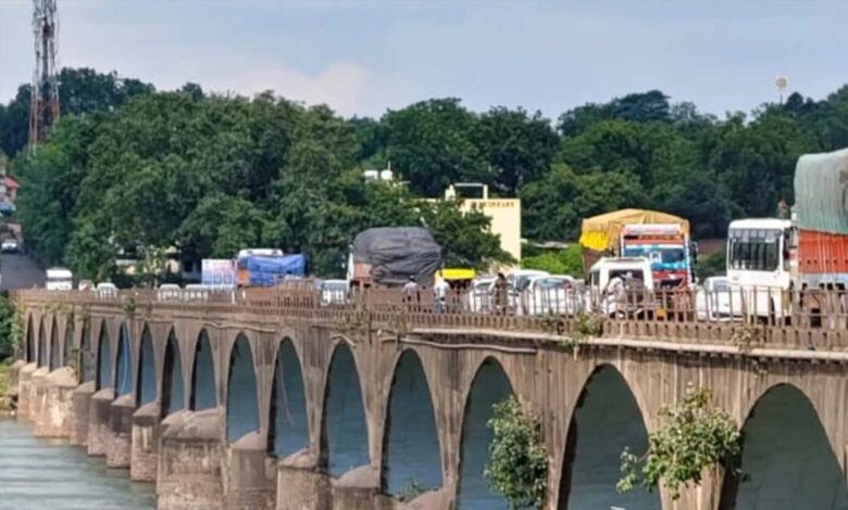 कमजोर मोरटक्का पुल पर फिर शुरू हुई भारी वाहनों की आवाजाही, अनहोनी का बना खतरा
