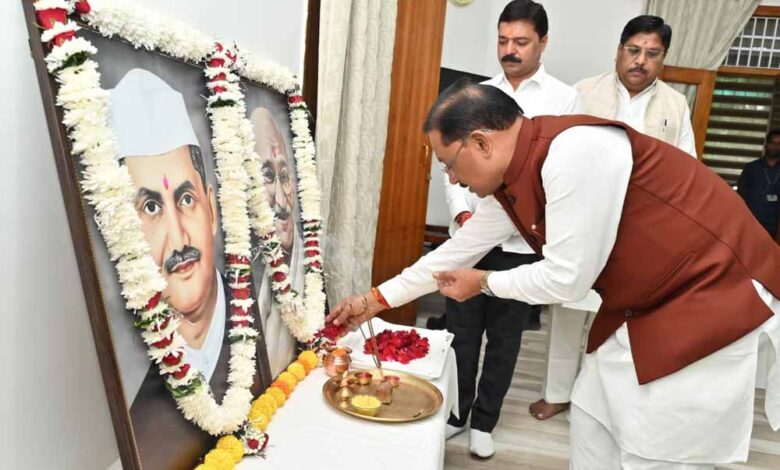 मुख्यमंत्री साय ने राष्ट्रपिता महात्मा गांधी और पूर्व प्रधानमंत्री श्री लाल बहादुर शास्त्री को उनकी जयंती पर किया नमन