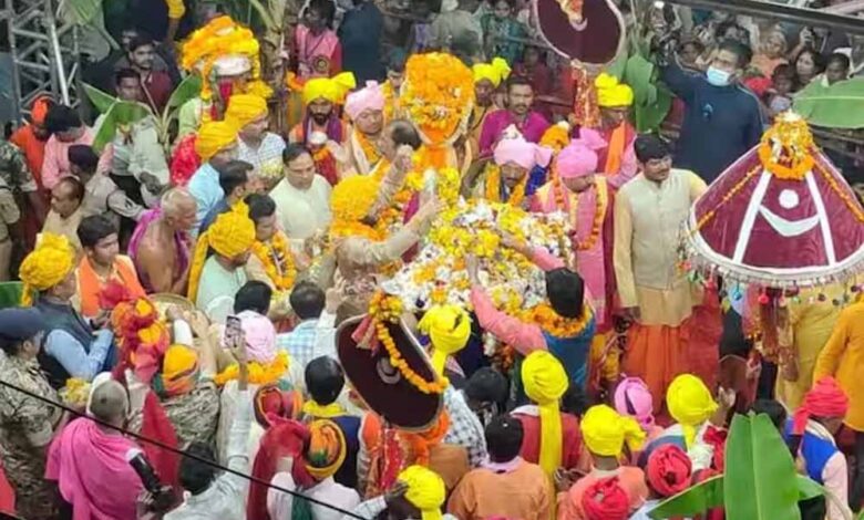 बस्तर दशहरा में मावली परघाव की रस्म सम्पन्न, दंतेश्वरी मंदिर में दो देवियों का धूमधाम से मिलन